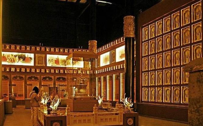 南京玻璃展示柜和展示架有什么區(qū)別？