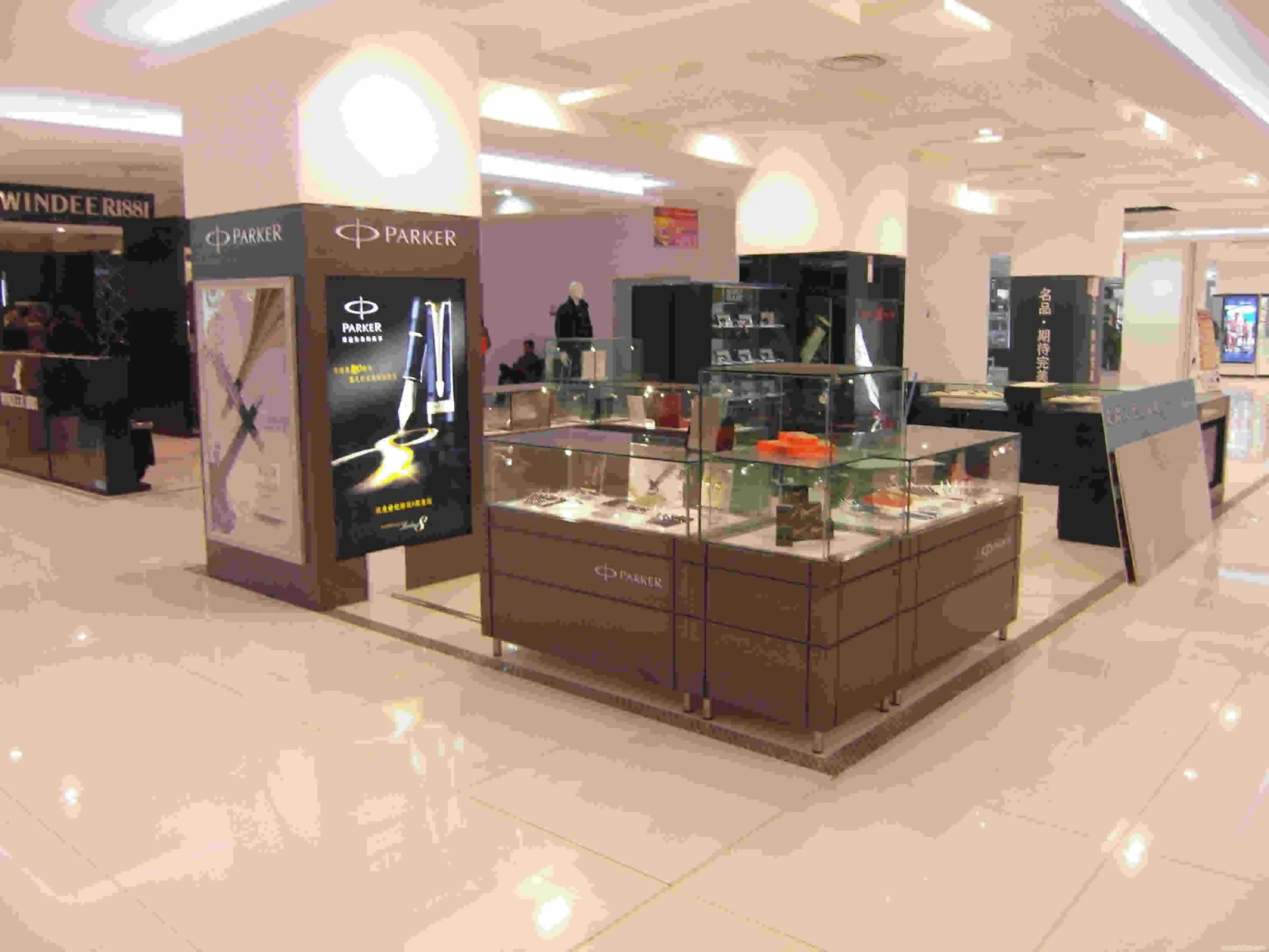 珠寶展示柜定制需要注意哪方面的問(wèn)題？