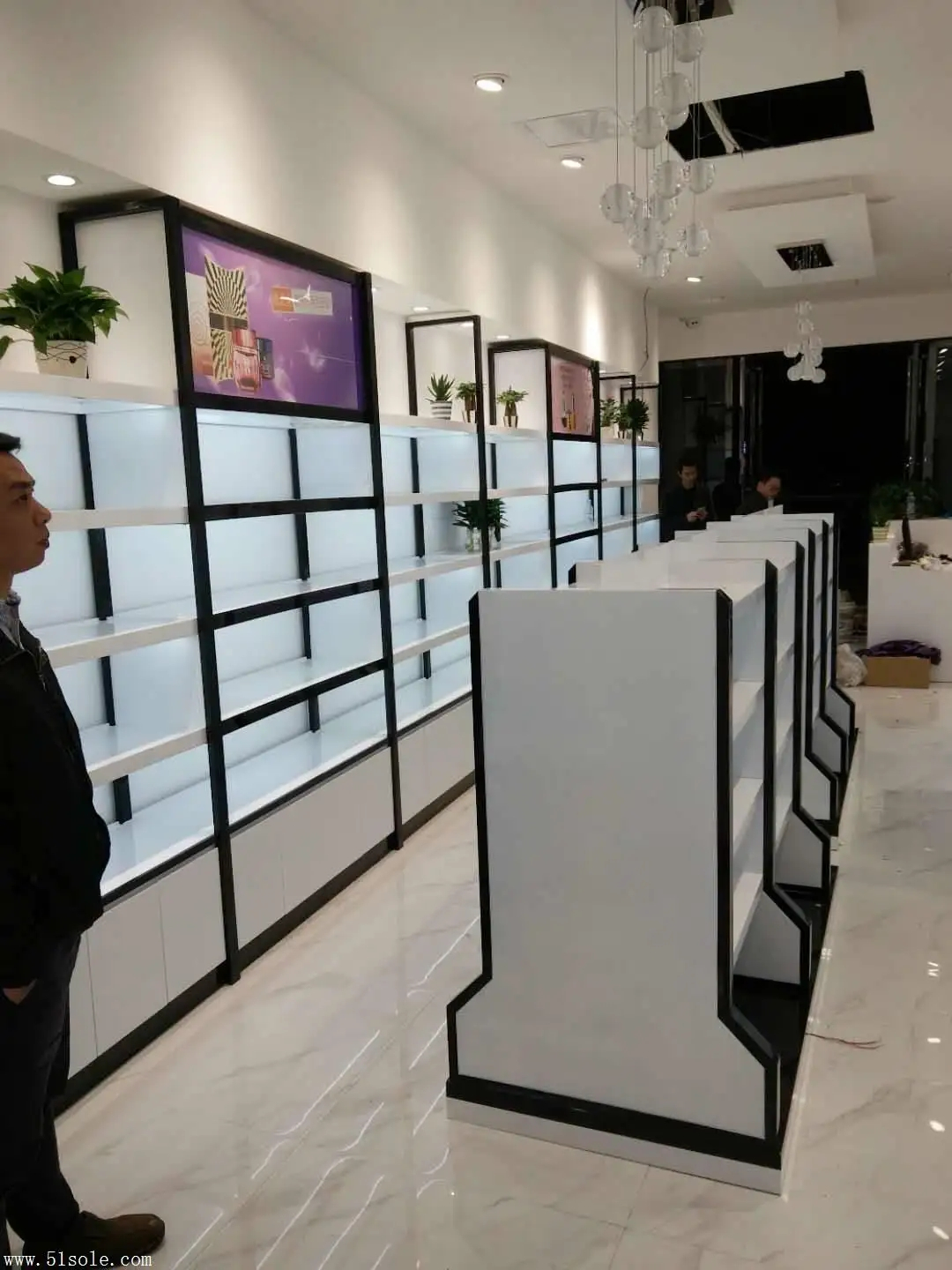 化妝品展柜的保養(yǎng)方法有哪些？